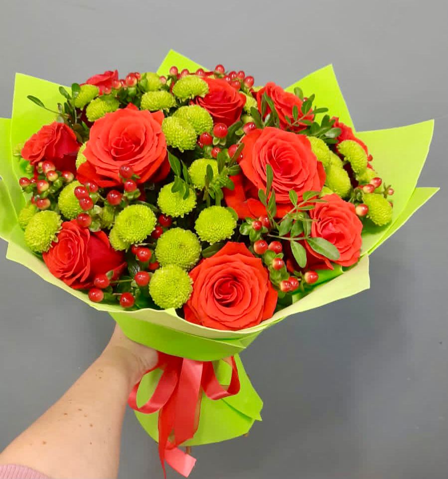 Букет цветов из: Хризантемы и Розы в Зеленогорске Ленинградской области