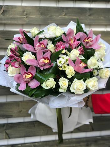 Букет цветов из: Розы и Хризантемы в Зеленогорске Ленинградской области