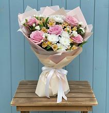 Букет цветов из:  Гвоздики, Орхидеи и Розы в Зеленогорске Ленинградской области