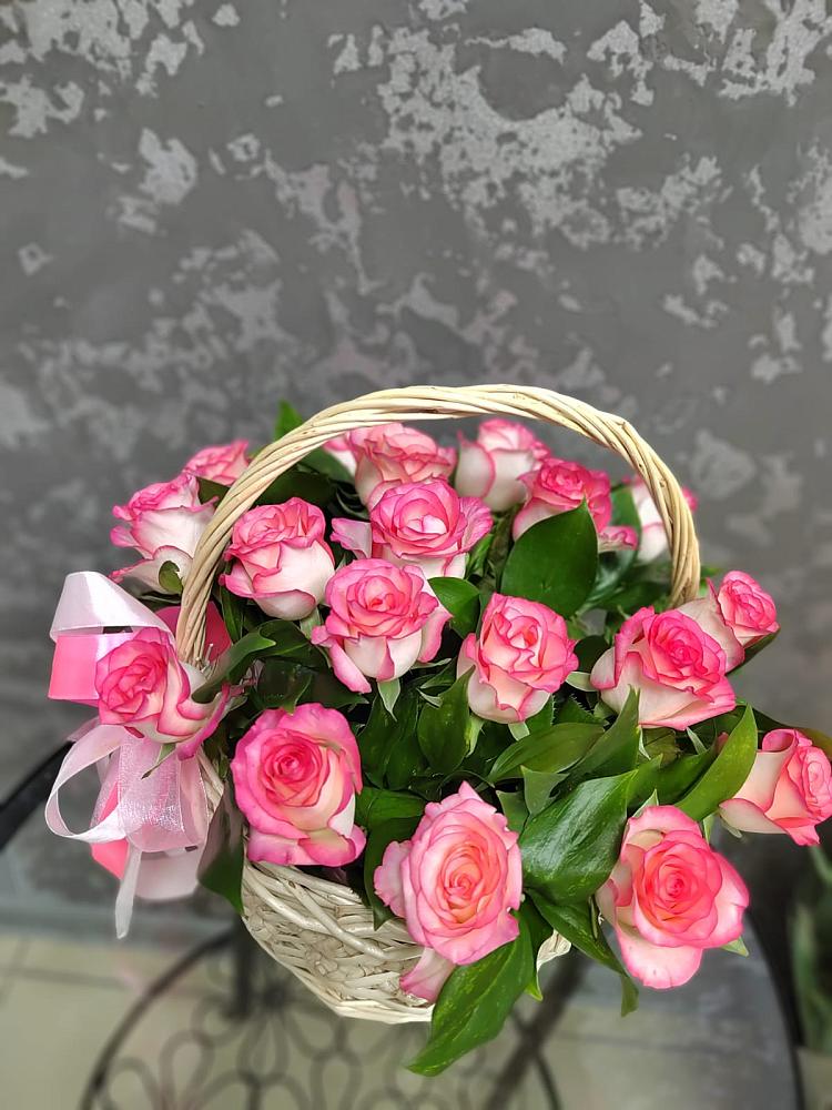 Цветочная композиция из Розы в корзине в Зеленогорске Ленинградской области