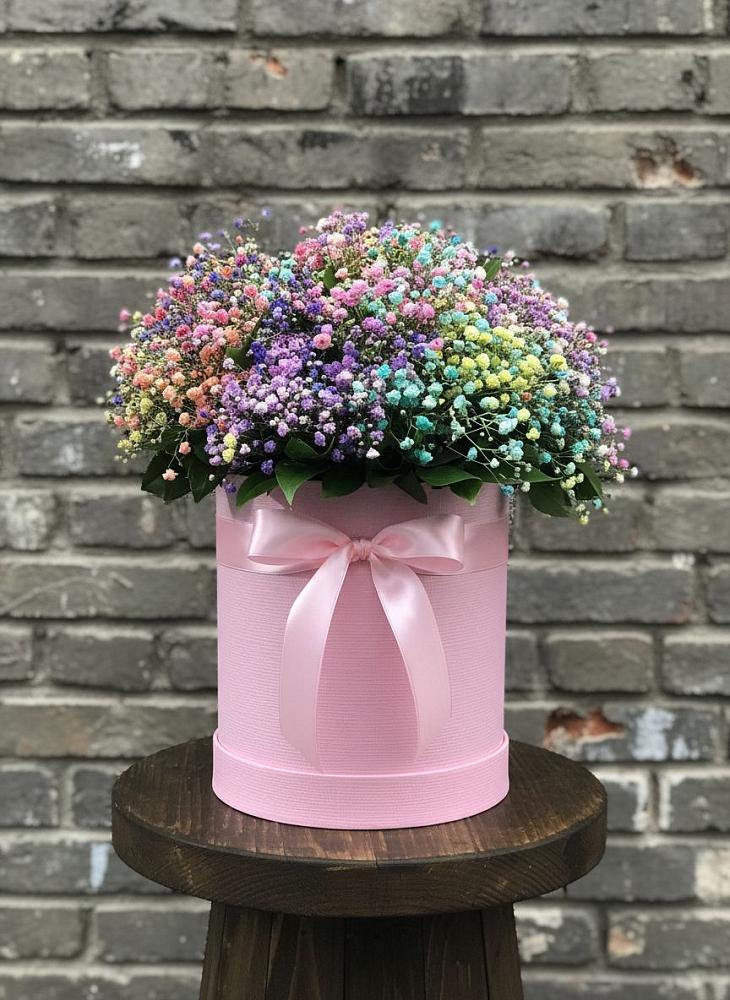Цветочная композиция из Гипсофила и Розы в шляпной коробке в Зеленогорске Ленинградской области