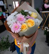 Букет цветов из:  Герберы, Розы и Хризантемы в Зеленогорске Ленинградской области