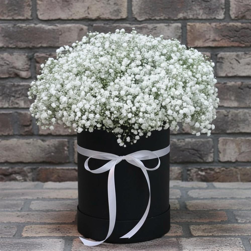 Цветочная композиция из Гипсофила в шляпной коробке в Зеленогорске Ленинградской области