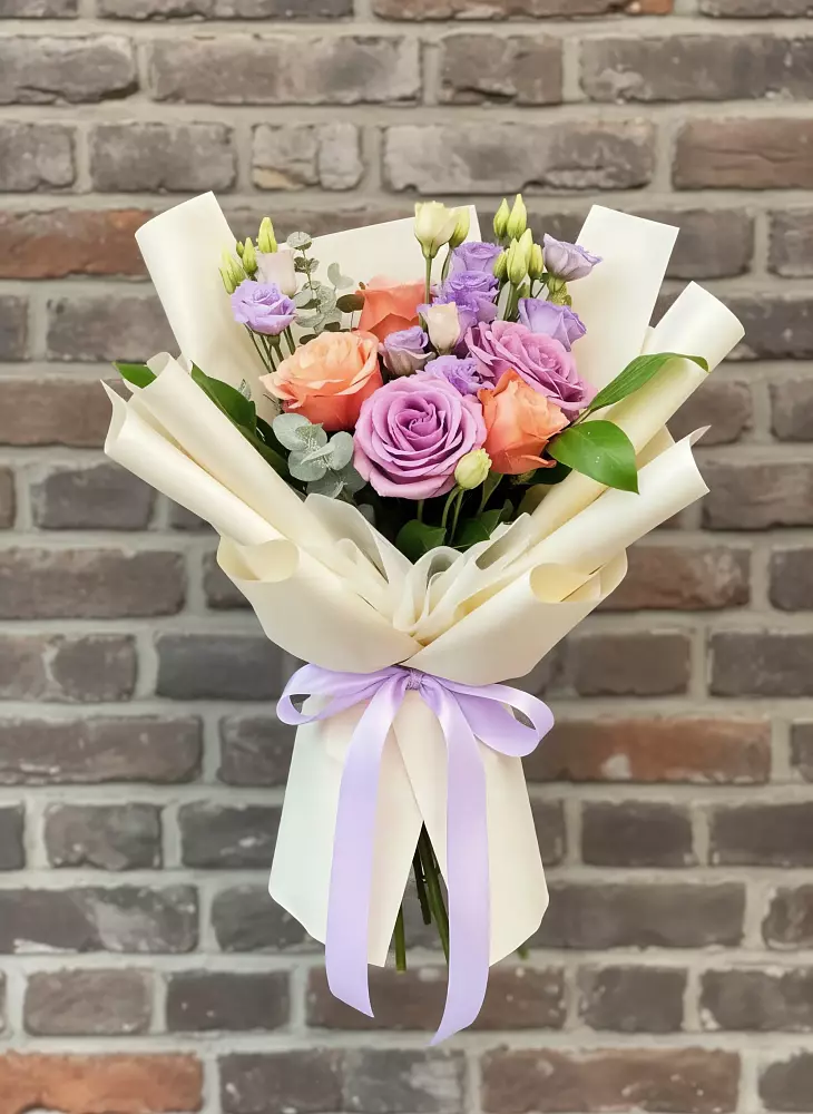 Букет цветов из: Лизиантусы и Розы в Зеленогорске Ленинградской области