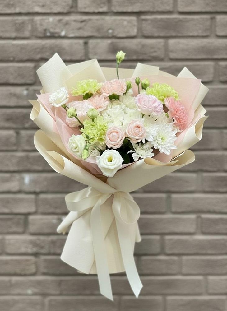 Букет цветов из: Гвоздики, Розы, Лизиантусы и Хризантемы в Зеленогорске Ленинградской области
