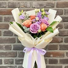 Букет цветов из:  Лизиантусы и Розы в Зеленогорске Ленинградской области