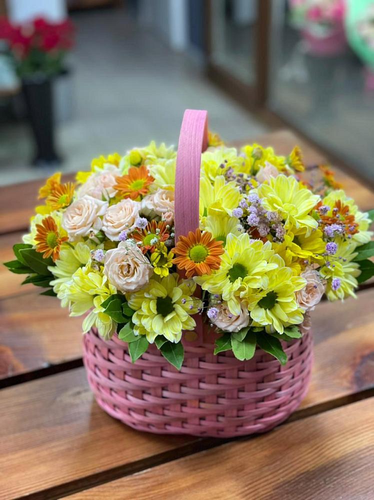 Цветочная композиция из Хризантемы и Розы в корзине в Зеленогорске Ленинградской области