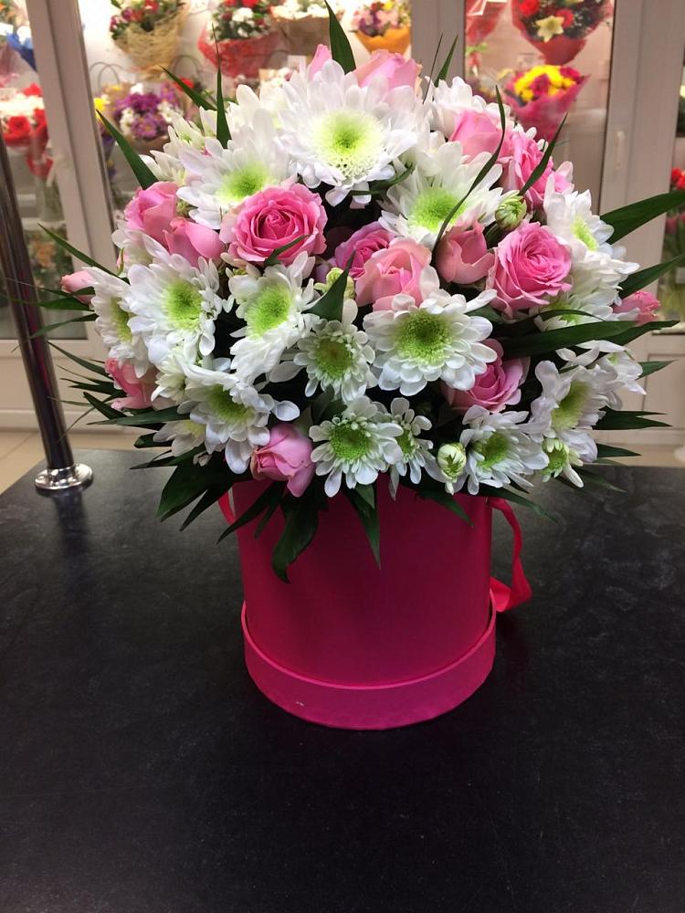 Цветочная композиция из Розы и Хризантемы в шляпной коробке в Зеленогорске Ленинградской области