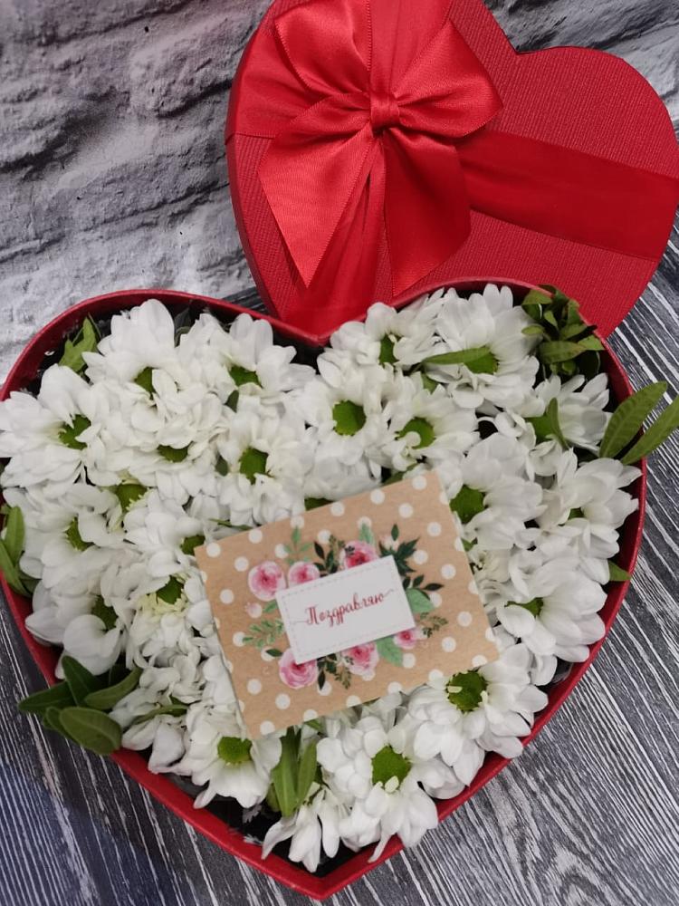 Цветочная композиция из Хризантемы в виде сердца в Зеленогорске Ленинградской области