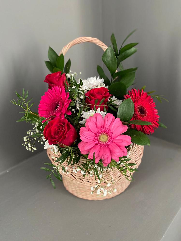 Цветочная композиция из Розы, Хризантемы и Герберы в корзине в Зеленогорске Ленинградской области
