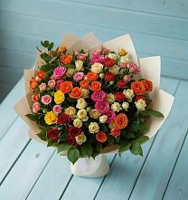 Букет Микс из разноцветных кустовых роз в Зеленогорске Ленинградской области