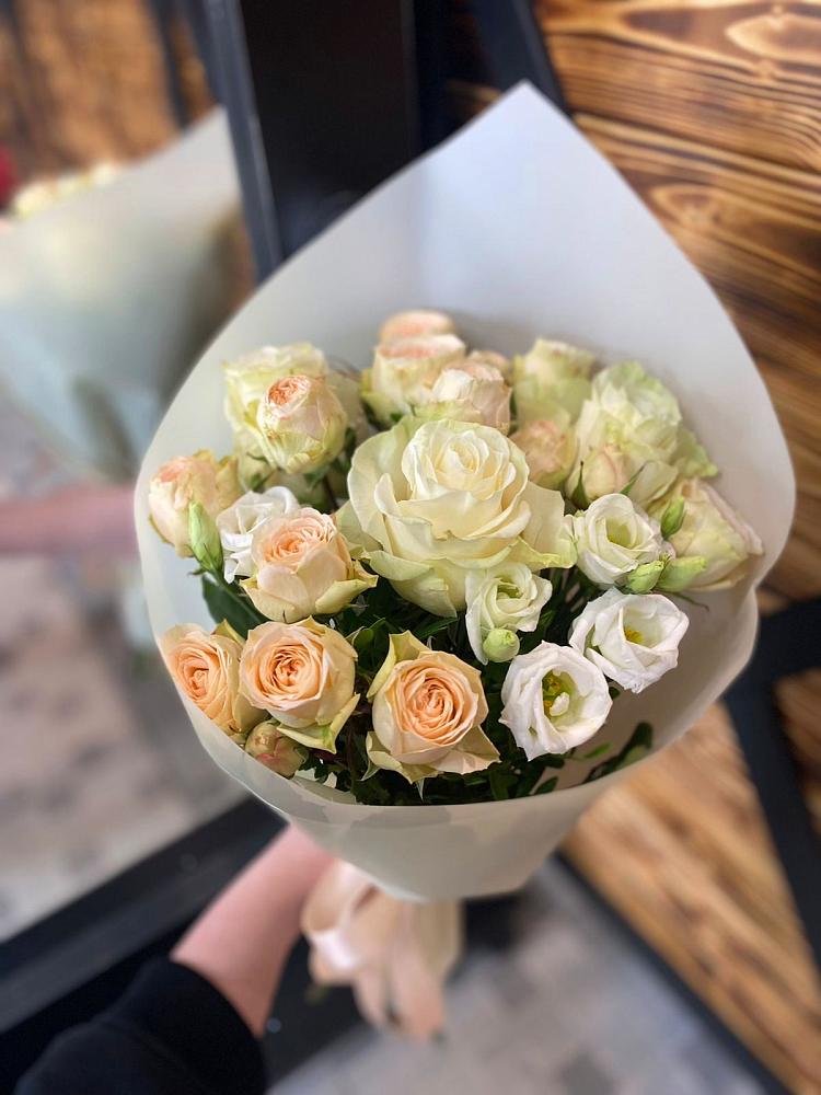 Букет цветов из: Розы и Лизиантусы в Зеленогорске Ленинградской области